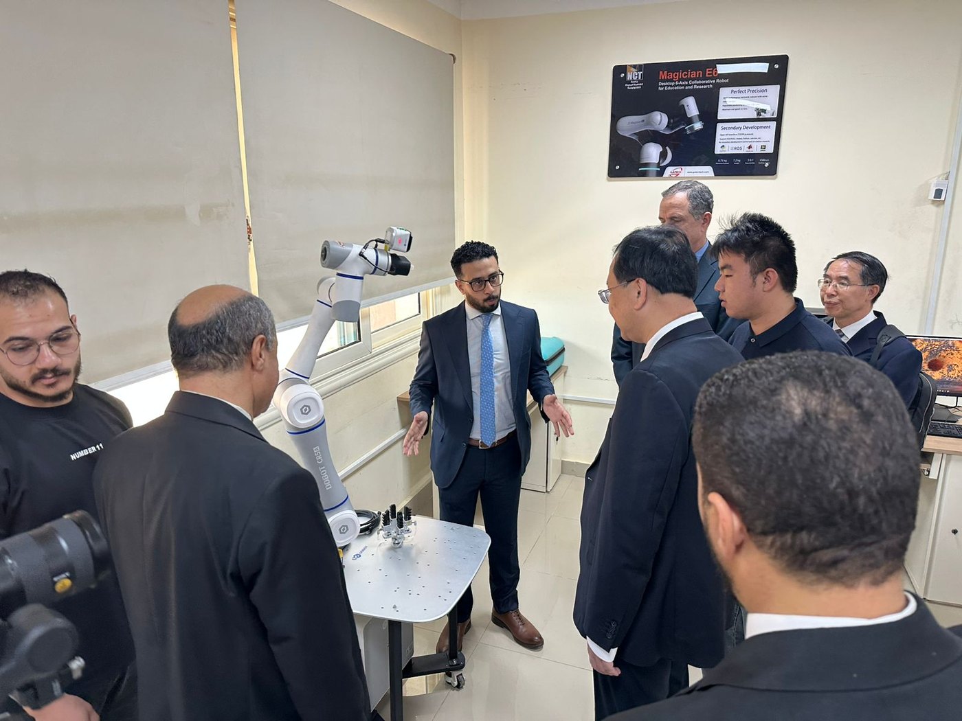 عرض توضيحي للذراع CR5A في افتتاح القاعة الدراسية