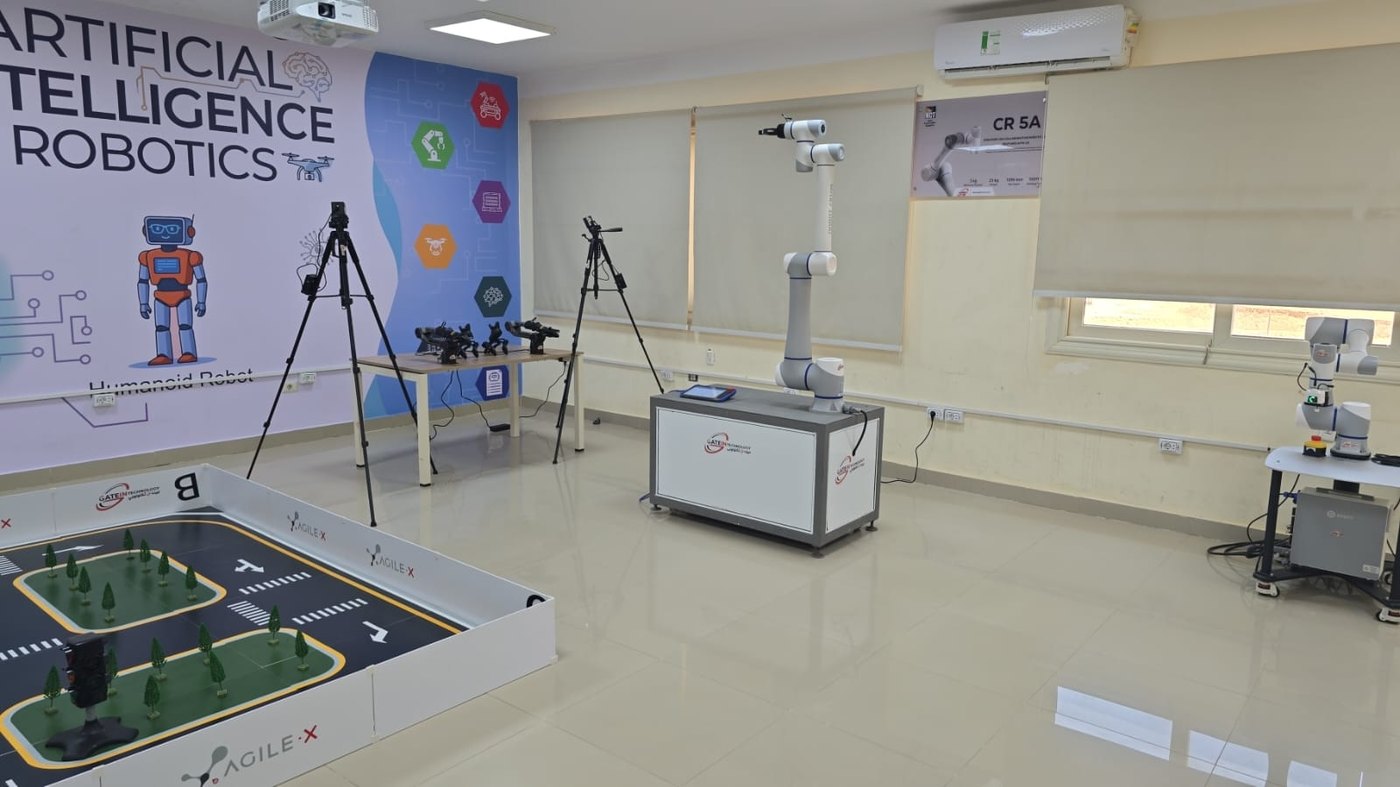 قاعة دراسية للذكاء الاصطناعي والروبوتات مزوّدة بأذرع DOBOT، New Cairo Technological University